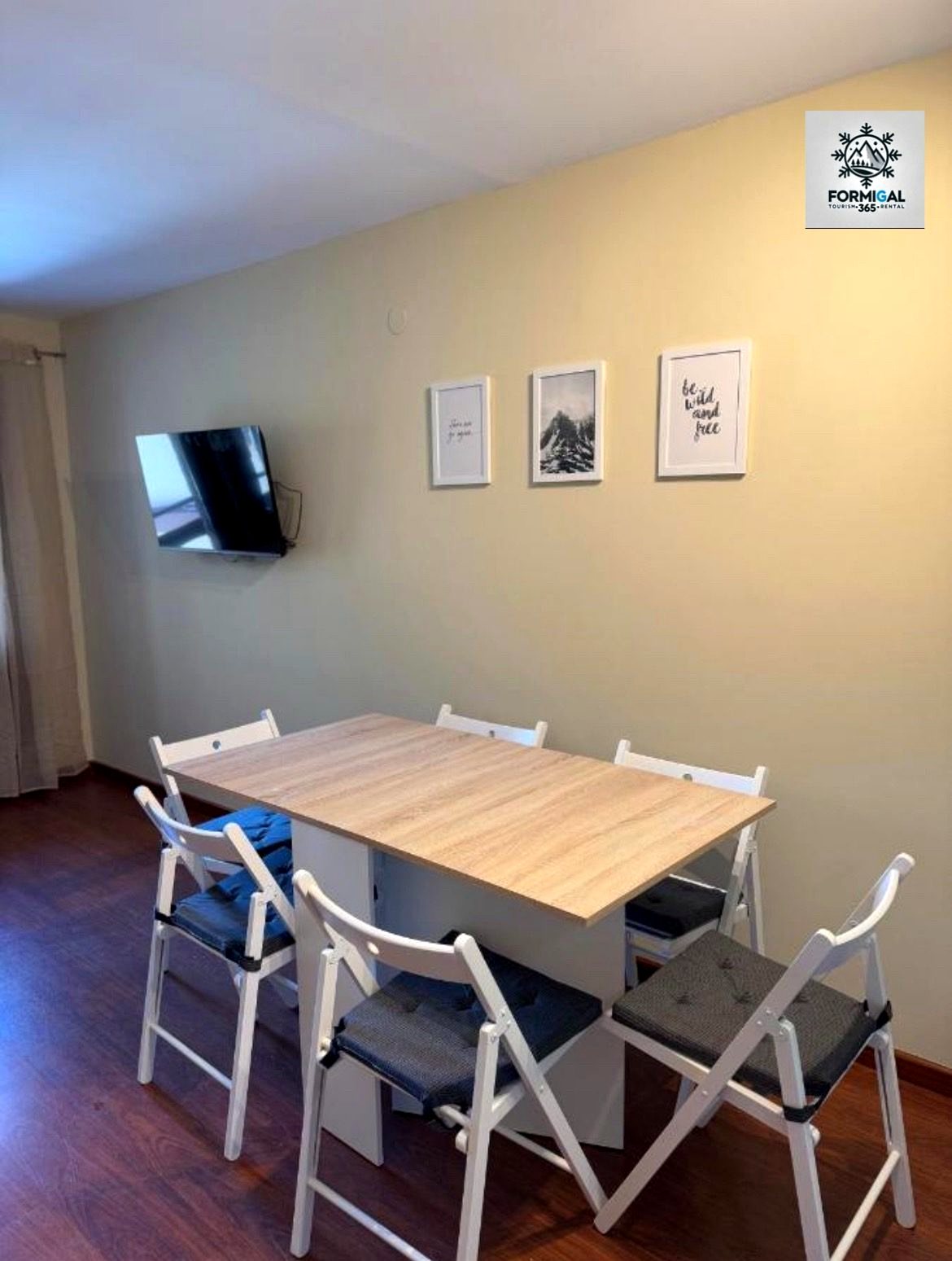 Comedor del apartamento Formigal365 con mesa y televisión
