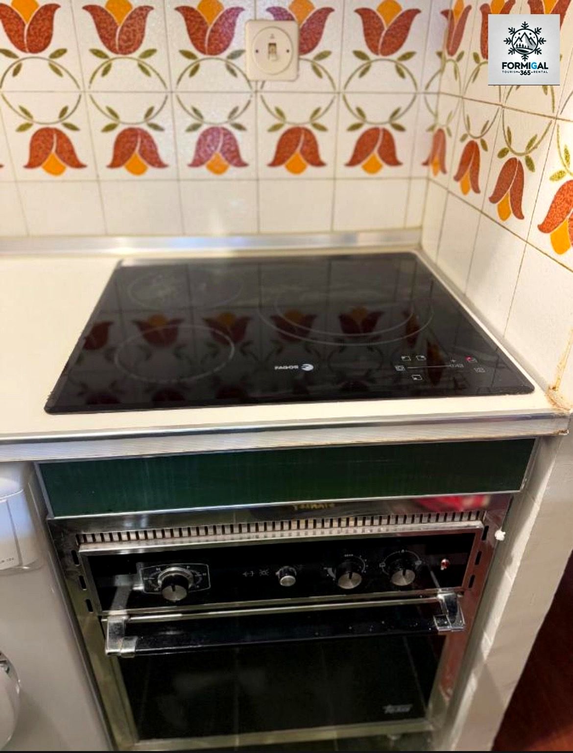Vitrocerámica y horno de la cocina del apartamento Formigal365